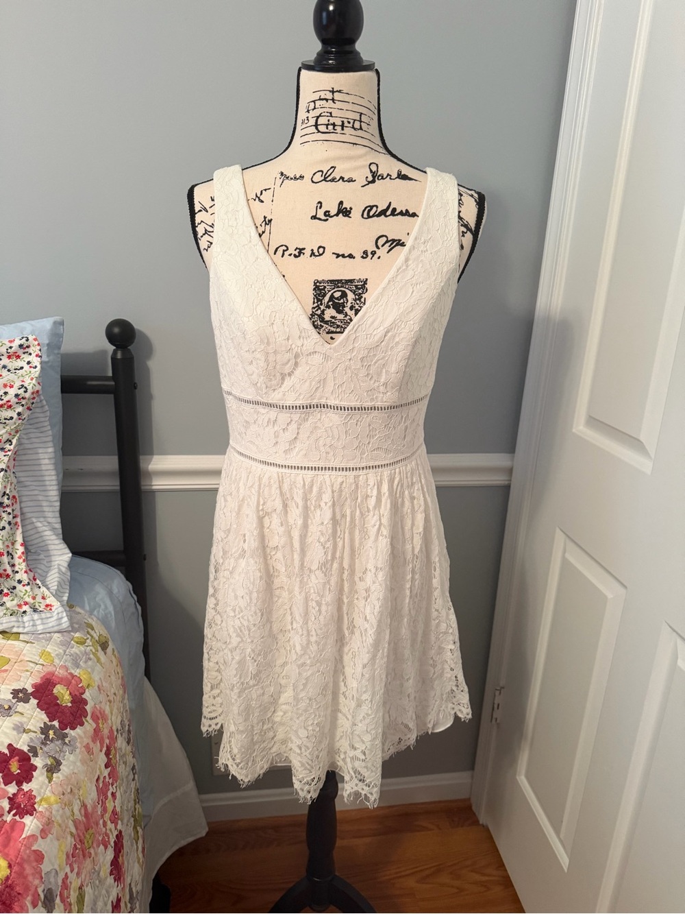 Sleeveless White Lace V-Neck Mini Dress